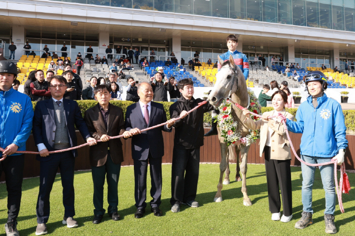 지난 5일 렛츠런파크 부산경남에서 열린 제7회 루나Stakes 대상경주 시상식 장면. 사진제공=한국마사회