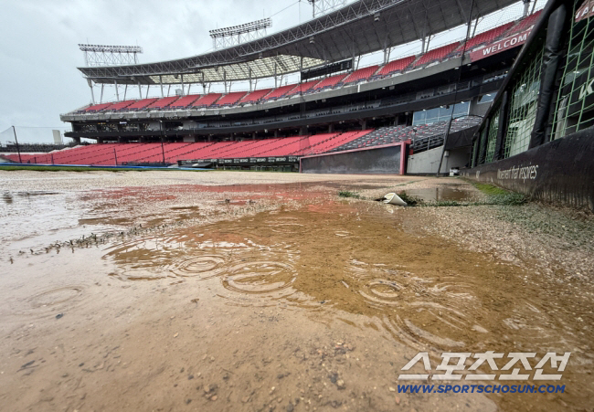 3일 광주 기아챔피언스필드에서 삼성 라이온즈와 KIA 타이거즈의 시즌 최종전이 열릴 예정이지만 많은 비가 내리고 있다. 그라운드 곳곳에도 물이 고인 상태다. 광주=정재근 기자 cjg@sportschosun.com/2025.10.3/