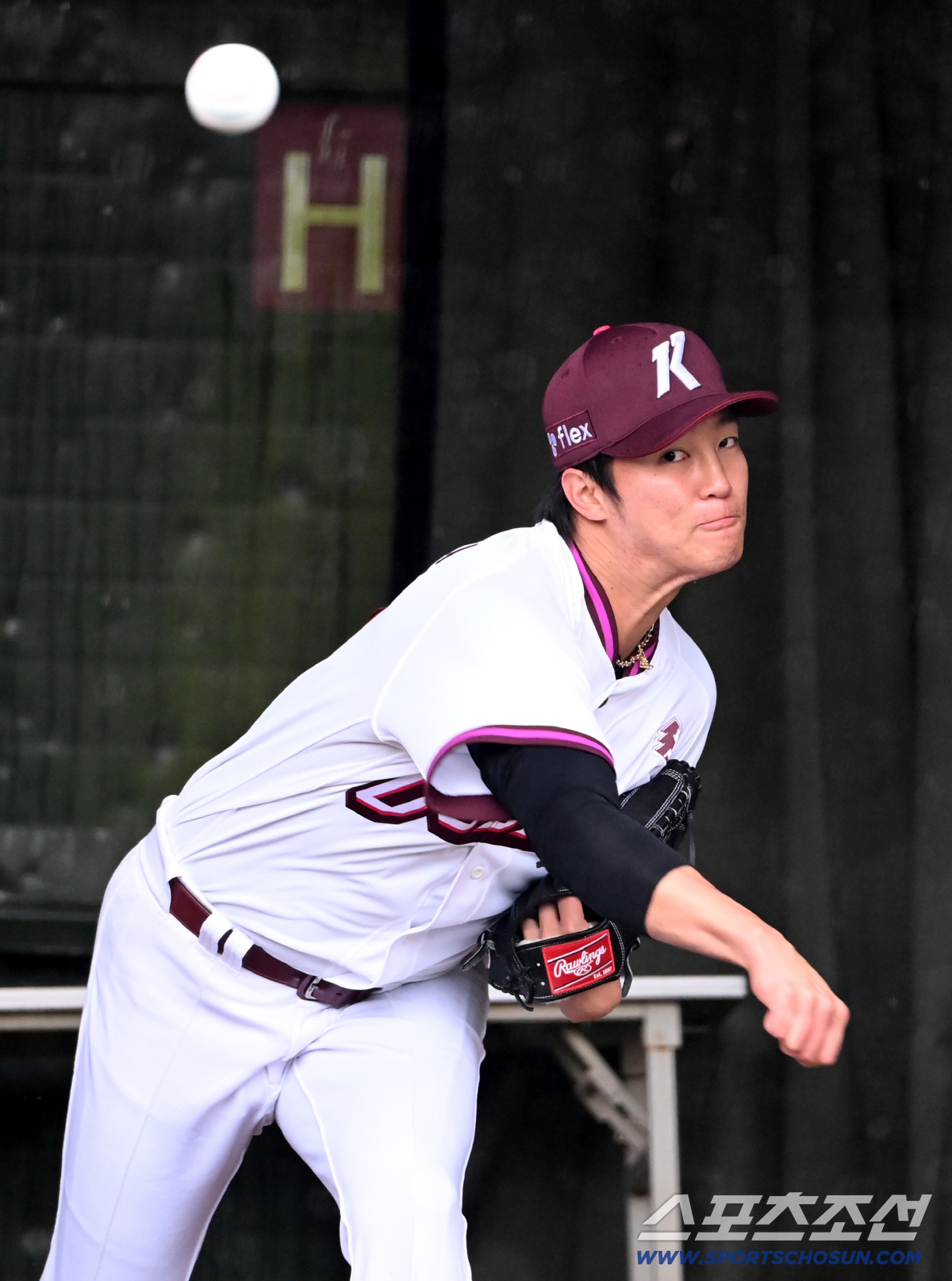 9일 고양히어로즈파크에서 열릴 예정이던 고양과 한화의 퓨쳐스리그 경기가 우천으로 취소됐다. 이날 경기 선발 등판 예정이던 안우진이 불펜피칭을 소화했다. 불펜에서 힘차게 공을 던지는 안우진의 모습. 고양=허상욱 기자 wook@sportschosun.com/2026.04.09/