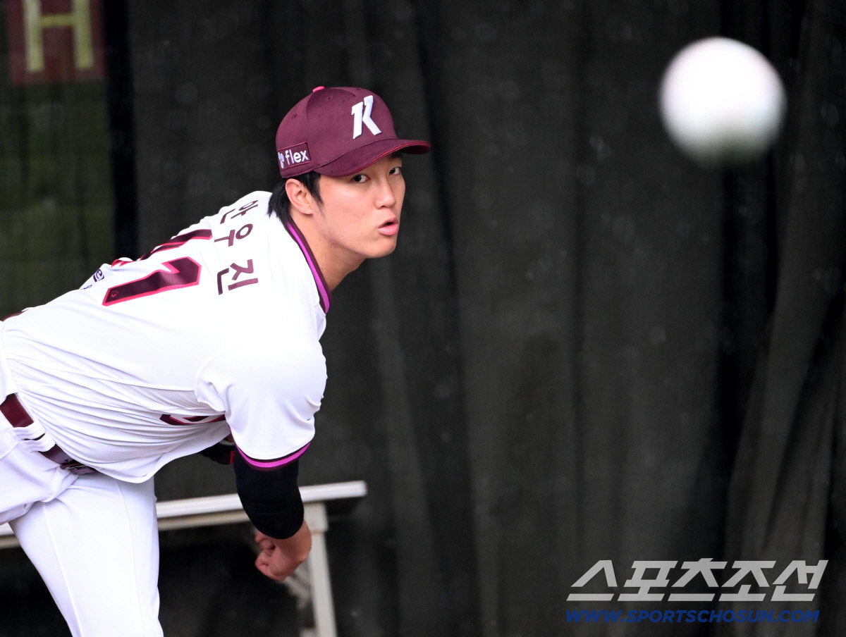 9일 고양히어로즈파크에서 열릴 예정이던 고양과 한화의 퓨쳐스리그 경기가 우천으로 취소됐다. 이날 경기 선발 등판 예정이던 안우진이 불펜피칭을 소화했다. 불펜에서 힘차게 공을 던지는 안우진의 모습. 고양=허상욱 기자 wook@sportschosun.com/2026.04.09/