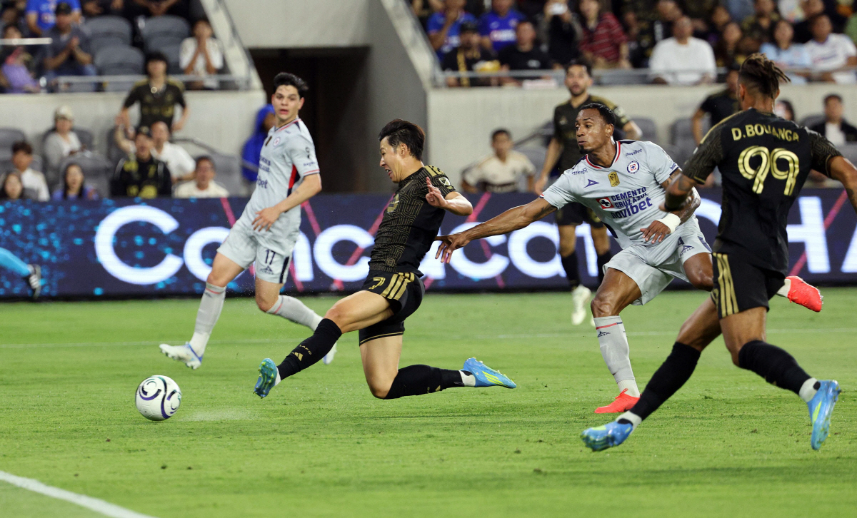 LOS ANGELES, CALIFORNIA - APRIL 7: Son Heung-Min #7 of Los Angeles Football Club scores a goal against defender Willer Ditta #4 of Cruz Azul during the first half of the CONCACAF Champions Cup 2026 Quarter-Final First Leg match at Banc of California Stadium on April 7, 2026 in Los Angeles, California. Kevork Djansezian/Getty Images/AFP (Photo by KEVORK DJANSEZIAN / GETTY IMAGES NORTH AMERICA / Getty Images via AFP)