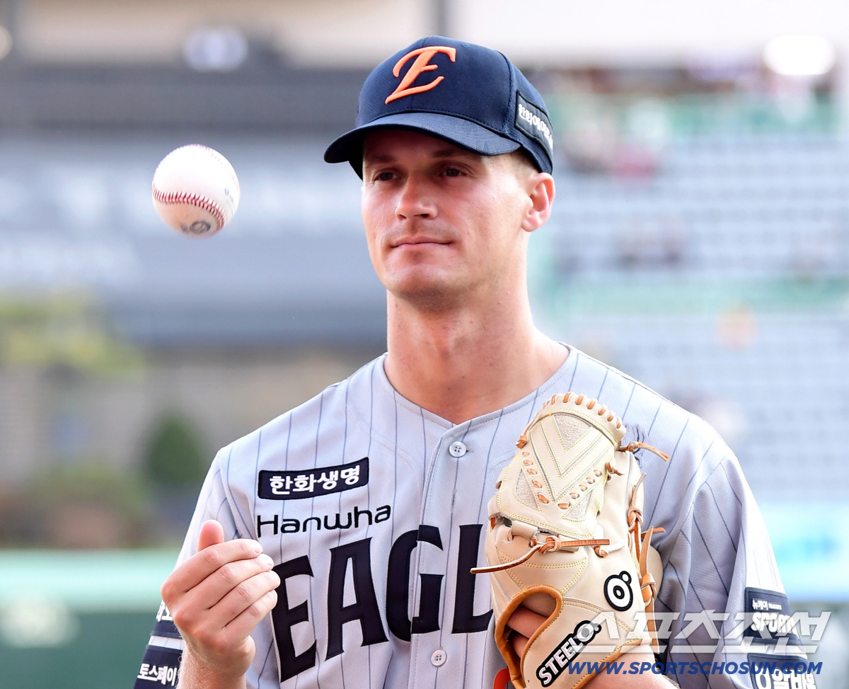 7일 인천 SSG랜더스필드에서 열리는 SSG와 한화의 경기. 포토타임 포즈를 취하고 있는 한화 새로운 외국인투수 쿠싱. 인천=송정헌 기자 songs@sportschosun.com/2026.04.07/