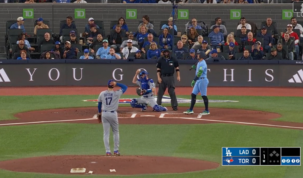 오타니 쇼헤이가 1회말 선두타자 조지 스프링어에 초구를 던진 직후 모자를 만지자 포수 윌 스미스도 헬멧을 두드리고 있다. 사진=MLB.TV 캡처