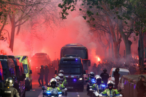 이럴 수가! 바르샤팬, 아틀레티코 선수단 버스 급습→창문 파손...두 달만에 같은 사건 발생에 스페인은 '대충격'
