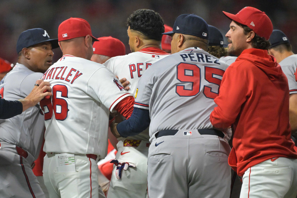 ANAHEIM, CALIFORNIA - APRIL 7: Benches clear as pitcher Reynaldo Lopez #40 of the Atlanta Braves and right fielder Jorge Soler #12 of the Los Angeles Angels fight on the field during the fifth inning at Angel Stadium of Anaheim on April 7, 2026 in Anaheim, California. Jayne Kamin-Oncea/Getty Images/AFP (Photo by Jayne Kamin-Oncea / GETTY IMAGES NORTH AMERICA / Getty Images via AFP)