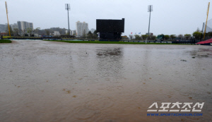 '선발 전원 19안타, 15득점' 대폭발→우천취소, 이범호 감독 