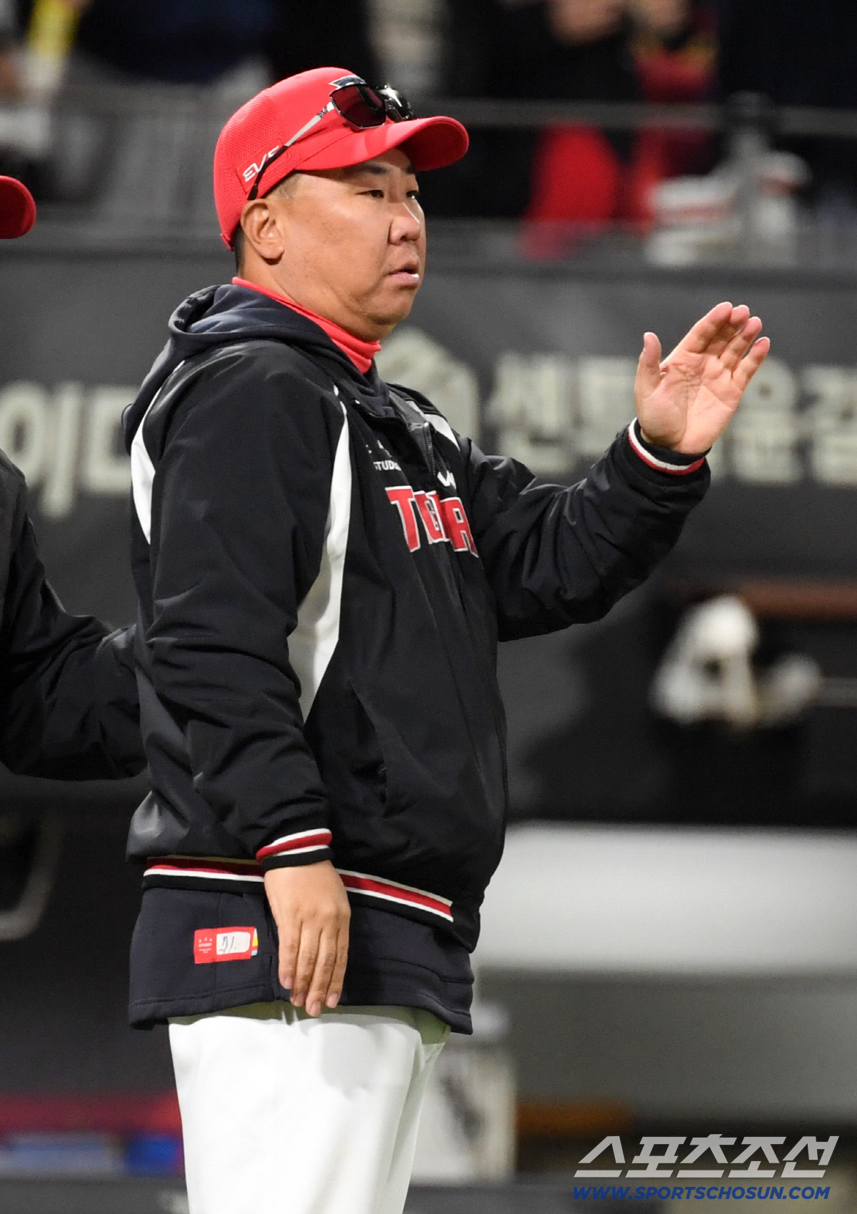 8일 광주 기아챔피언스필드에서 열린 KIA와 삼성의 경기. 승리한 KIA 이범호 감독이 선수들과 기뻐하고 있다. 광주=박재만 기자 pjm@sportschosun.com/2026.04.08/