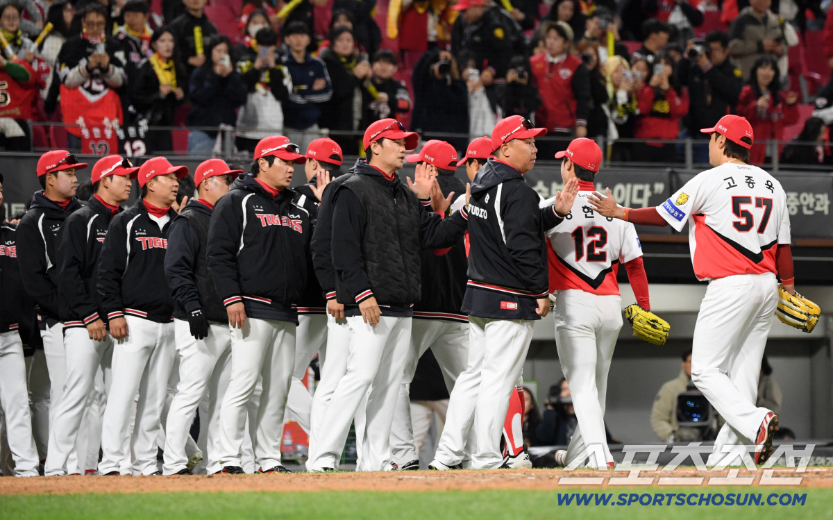8일 광주 기아챔피언스필드에서 열린 KIA와 삼성의 경기. 승리한 KIA 이범호 감독이 선수들과 기뻐하고 있다. 광주=박재만 기자 pjm@sportschosun.com/2026.04.08/