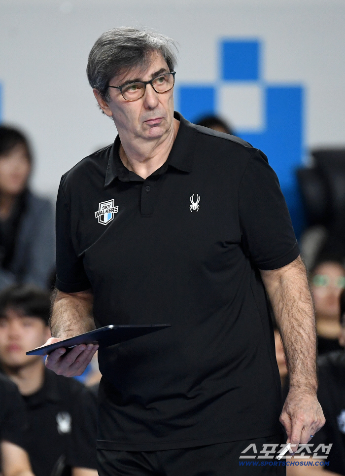 "감독님 이제 그만하세요" 오심 논란 계속된 비난...참지 못한 KOVO, 블랑 감독에 유감 표명