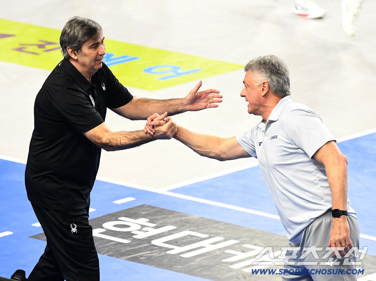 8일 천안 유관순체육관에서 열린 배구 V리그 남자부 챔피언결정전 4차전 현대캐피탈과 대한항공의 경기. 경기를 앞두고 인사를 나누고 있는 현대캐피탈 블랑(왼쪽) 감독과 대한항공 헤난 감독. 천안=송정헌 기자 songs@sportschosun.com/2026.04.08/