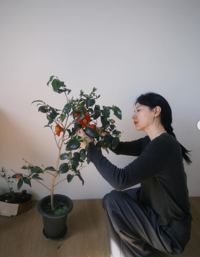 '48kg' 이영애, 살이 또 빠지다니...핼쓱해진 근황 "시간을 머금은 꽃"