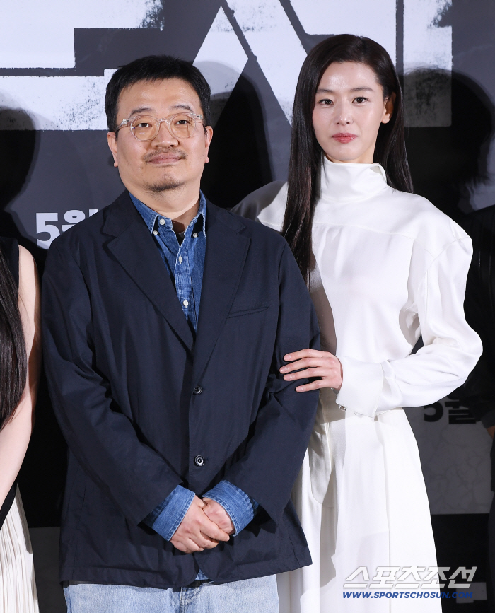 [속보] 연상호 감독, 전지현과 칸 레드카펫 밟는다…'군체', 미드나잇 스크리닝 초청