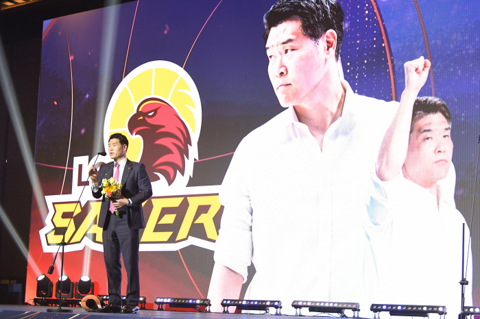 감독상 받은 LG 조상현 감독 "LG 1옵션? 내 역할은 판을 깔고 선수 성장을 돕는 것"