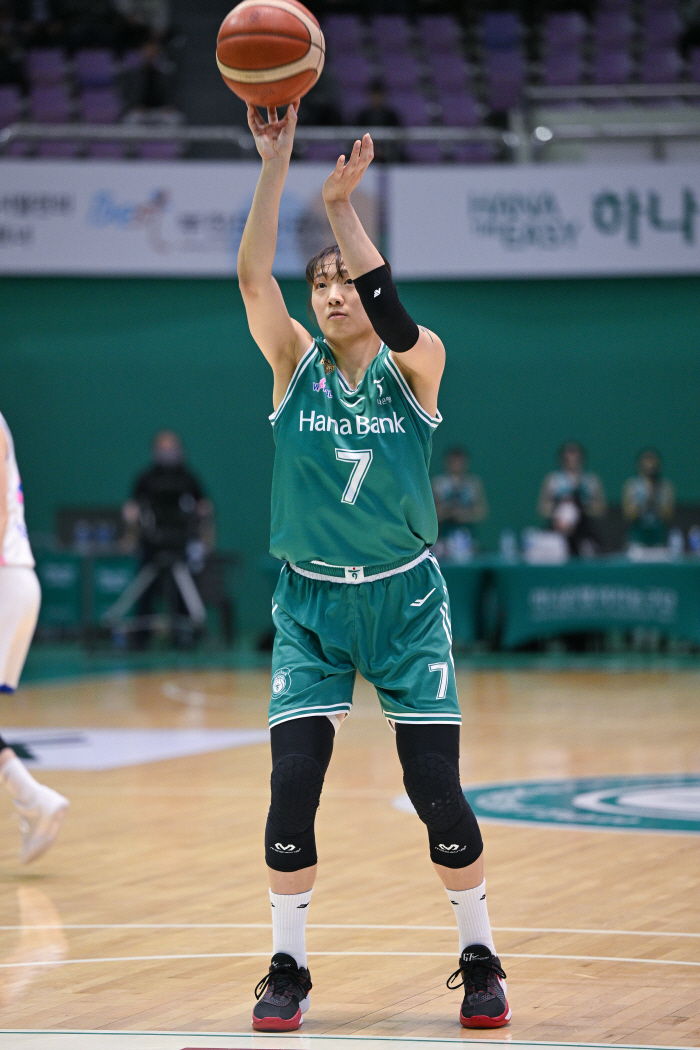 [현장리뷰] '리그 2위' 하나은행, 어렵게 PO 1차전 잡았다...삼성생명에 61-56 승