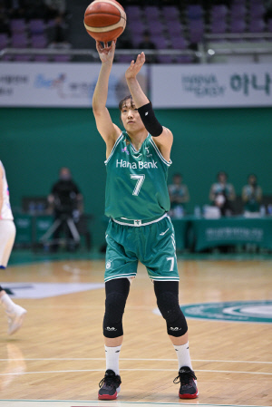 [현장리뷰] '리그 2위' 하나은행, 어렵게 PO 1차전 잡았다...삼성생명에 61-56 승