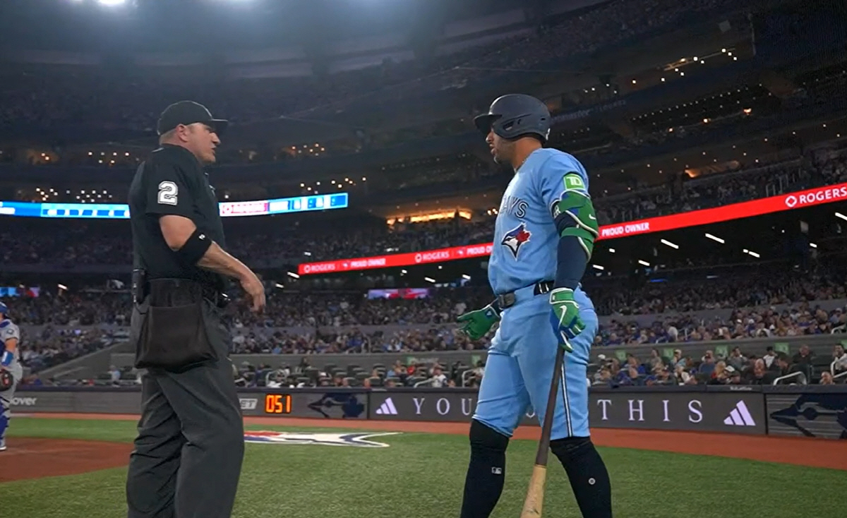 조지 스프링어가 1회말 타석에 들어가기 전 오타니의 웜업 피칭 시간이 길어지자 댄 벨리노 구심에 다가가 뭔가를 따지듯 이야기하고 있다. 사진=MLB.com 캡처