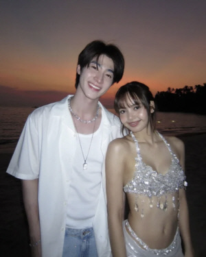 블랙핑크 리사, 재벌 남친 결별 후 泰 연하남과 환승연애? 파격 비키니 밀착샷