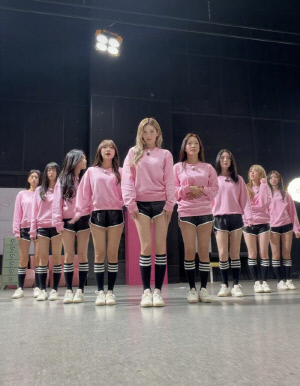 아이오아이, 그시절 돌고래 숏팬츠 입고 ‘픽미’…10년 전 감성 그대로