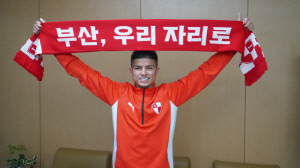 [오피셜]'선두' 부산, 크리스찬-가브리엘과 트리오 구성할 '브라질 출신 공격수' 구템베르그 영입