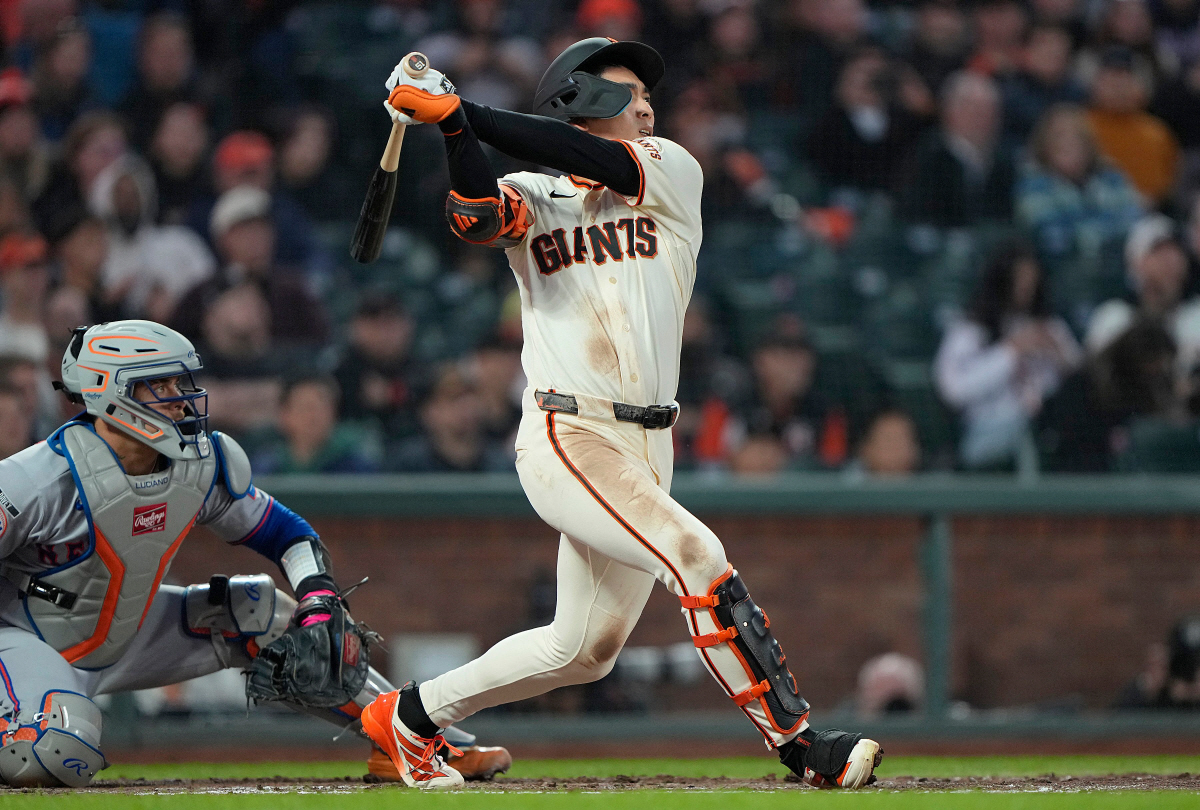 SAN FRANCISCO, CALIFORNIA - APRIL 02: Jung Hoo Lee #51 of the San Francisco Giants hits a sacrifice fly ball against the New York Mets in the bottom of the third inning at Oracle Park on April 02, 2026 in San Francisco, California. Heliot Ramos #17 scored on the play. Thearon W. Henderson/Getty Images/AFP (Photo by Thearon W. Henderson / GETTY IMAGES NORTH AMERICA / Getty Images via AFP)