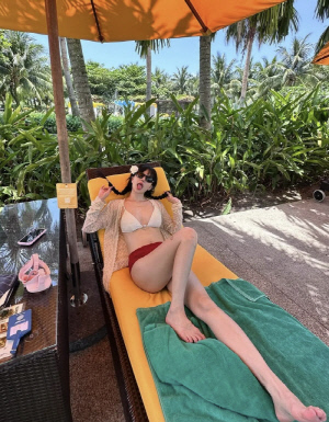 비키니로 인터넷 뒤집은 前 AOA 지민, 이번엔 언더붑 비키니 '161cm맞아? 다리길이 2m'