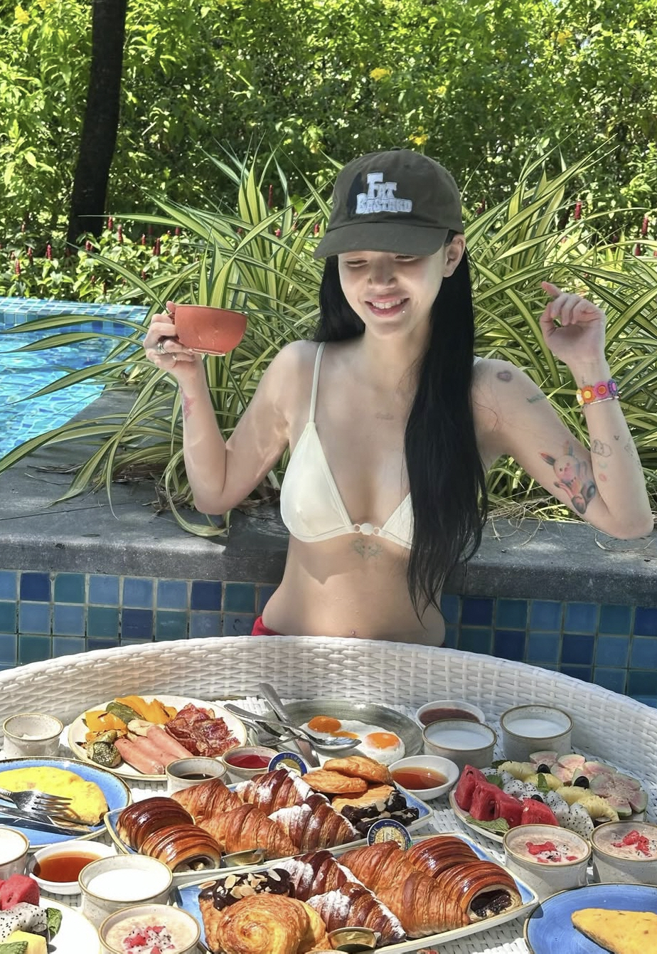 비키니로 인터넷 뒤집은 前 AOA 지민, 이번엔 언더붑 비키니 '161cm맞아? 다리길이 2m'