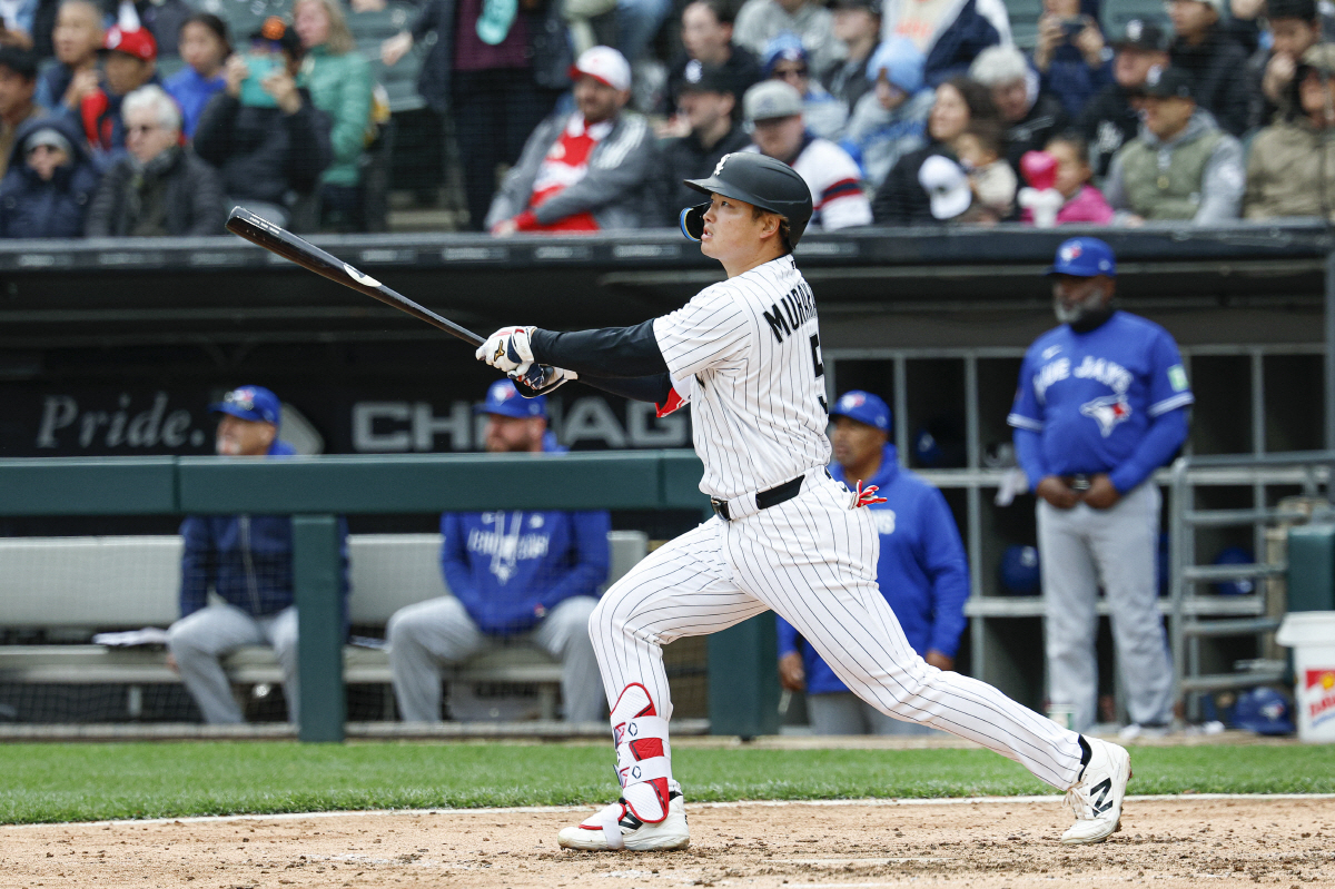 무라카미 무네타카가 지난 5일(한국시각) 토론토와의 홈경기에서 6회 투런홈런을 작렬하고 있다. Imagn Images연합뉴스