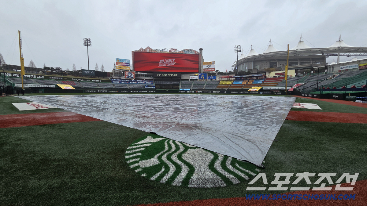 9일 인천 SSG랜더스필드에서 열리는 SSG와 한화의 경기. 비가 내리고 있는 랜더스필드. 인천=송정헌 기자 songs@sportschosun.com/2026.04.09/