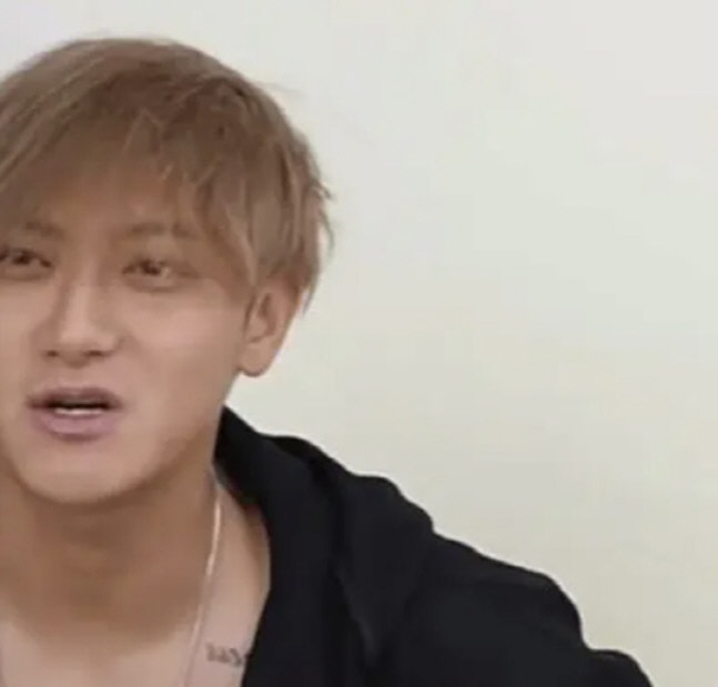 엑소 출신 타오, '생리대 사업 300억' 대박났는데…보라색 입술에 '건강 적신호'