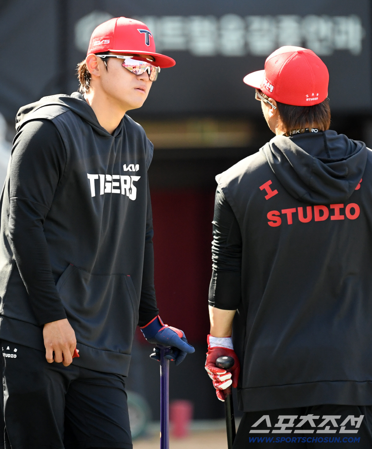 8일 광주 기아챔피언스필드에서 열린 KIA와 삼성의 경기. KIA 김도영, 김선빈이 대화를 나누고 있다. 광주=박재만 기자 pjm@sportschosun.com/2026.04.08/