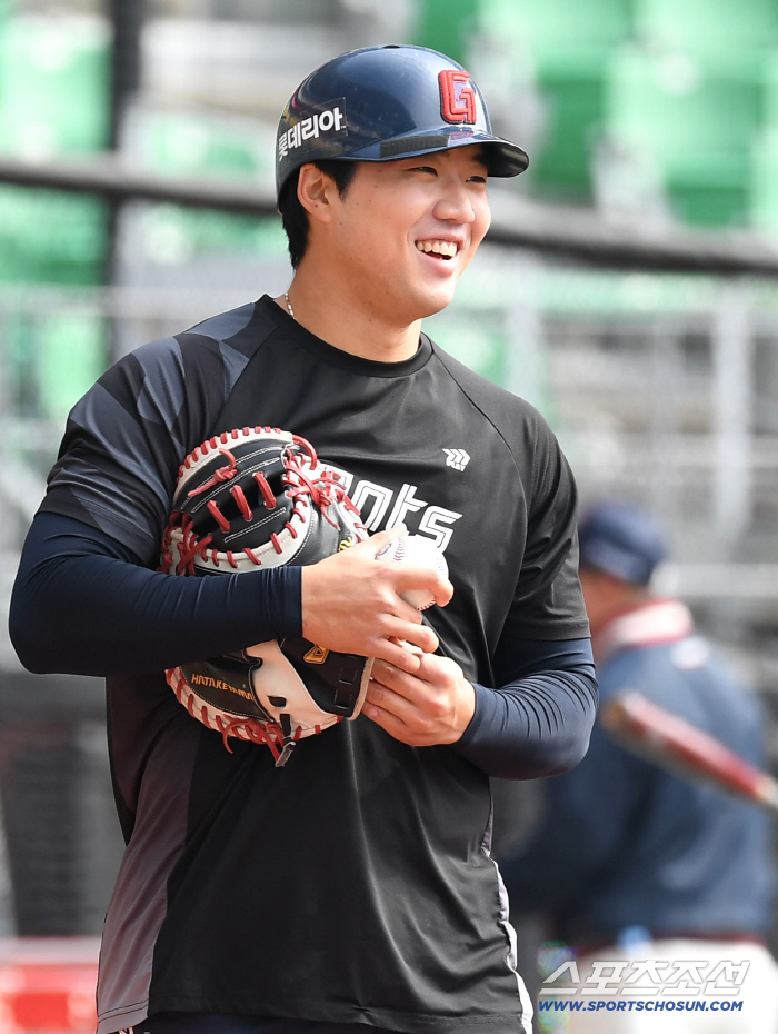 "방망이 안 되면 내보내기 힘들다" 무서운 경고…유강남 밀어낸 손성빈, 2연승 향한 '안방의 선택'