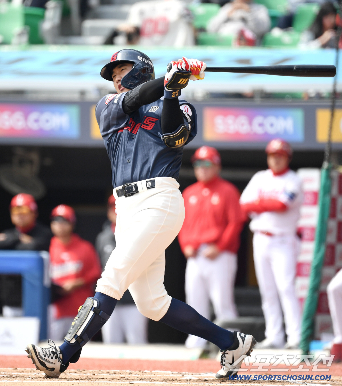 23일 인천 SSG랜더스필드에서 열린 KBO리그 시범경기 롯데와 SSG의 경기. 타격하고 있는 롯데 손성빈. 인천=송정헌 기자 songs@sportschosun.com