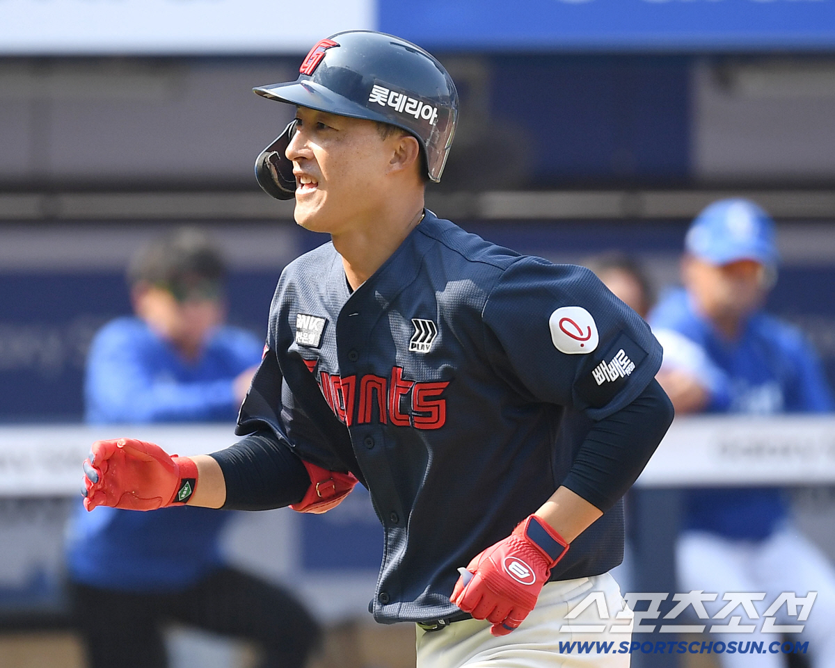 29일 대구 삼성라이온즈파크에서 열린 삼성과 롯데의 경기. 5회초 롯데 노진혁이 솔로홈런을 날렸다. 득점하는 노진혁. 대구=송정헌 기자 songs@sportschosun.com