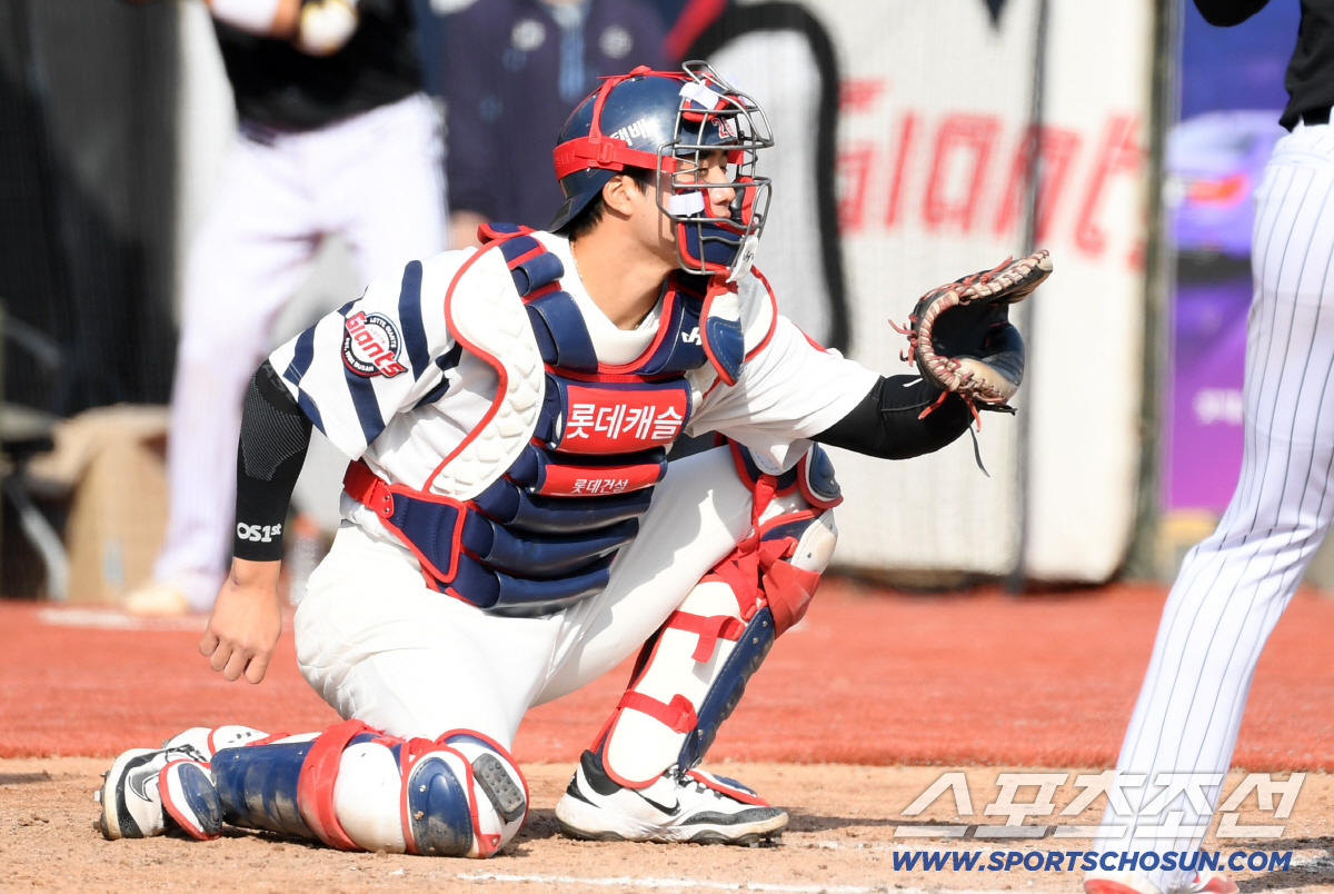 14일 부산 사직야구장에서 열린 KBO리그 롯데 자이언츠와 LG 트윈스의 시범경기. 롯데 포수 손성빈이 수비를 하고 있다. 부산=박재만 기자 pjm@sportschosun.com