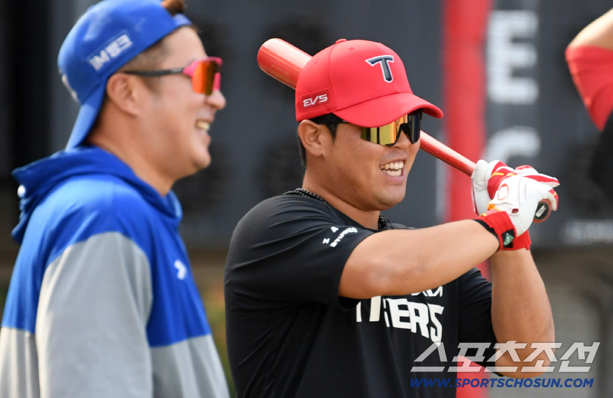 박상준은 존경하는 선배 최형우에게 받은 배트를 손에서 놓지 않았다.