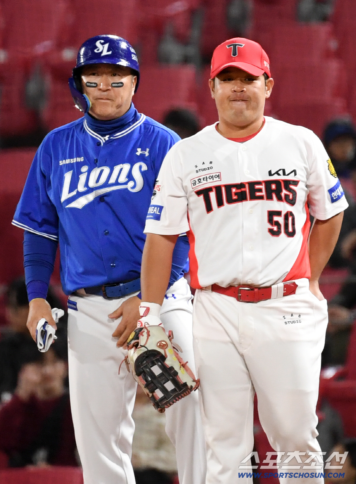1루에 출루한 최형우와 1루수 박상준이 한 장면에 담긴 순간.