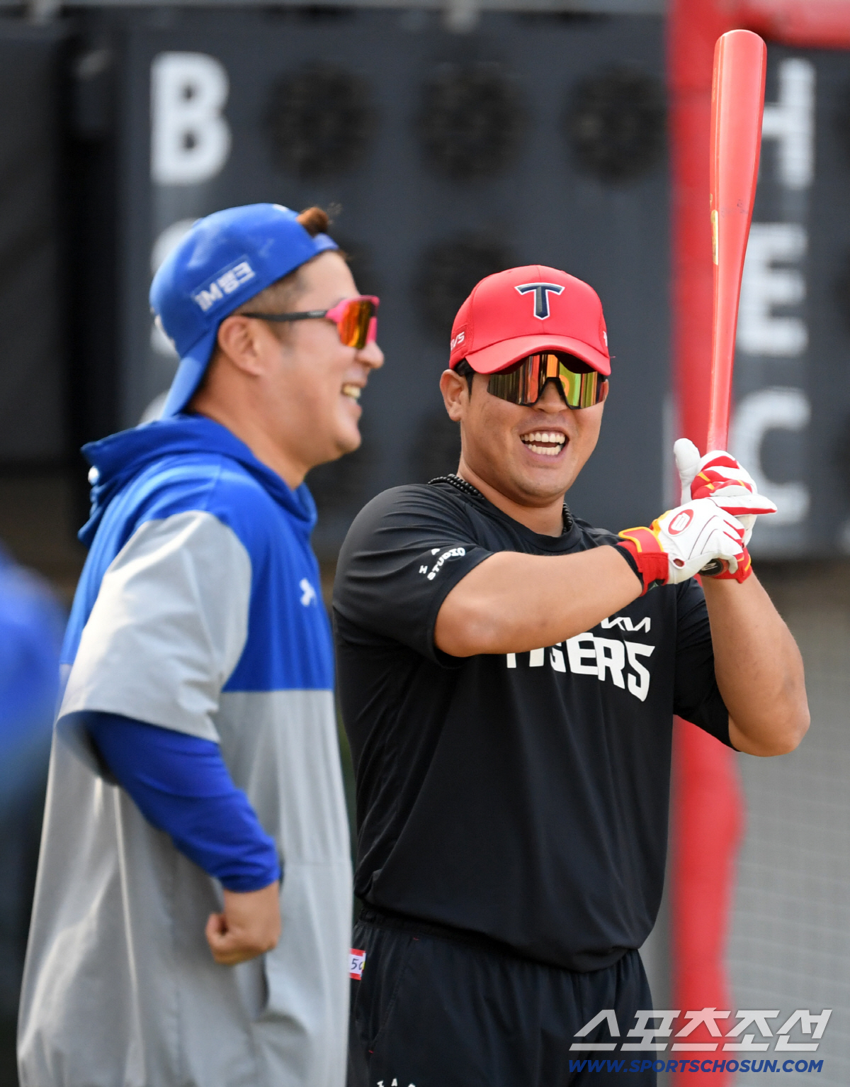 최형우 깜짝 배트 선물에 행복한 박상준.