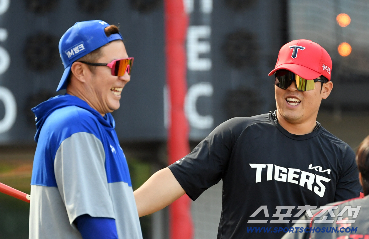 입고 있는 유니폼은 달랐지만 선배 최형우의 따뜻한 마음은 팀을 가리지 않았다.