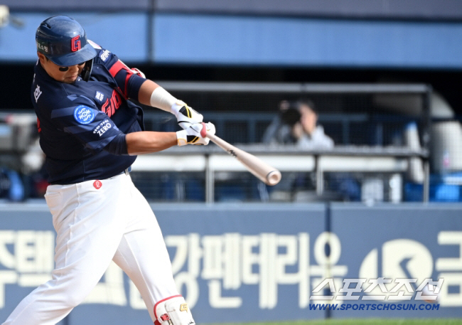 9일 잠실야구장에서 열린 롯데와 LG의 경기, 2회초 무사 1,2루 롯데 한동희가 1타점 적시타를 치고 있다. 잠실=허상욱 기자 wook@sportschosun.com/2023.10.09/