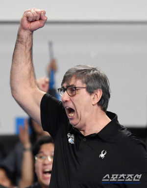 하나도 안 미안합니다! 대립각 유지한 외국인 감독 