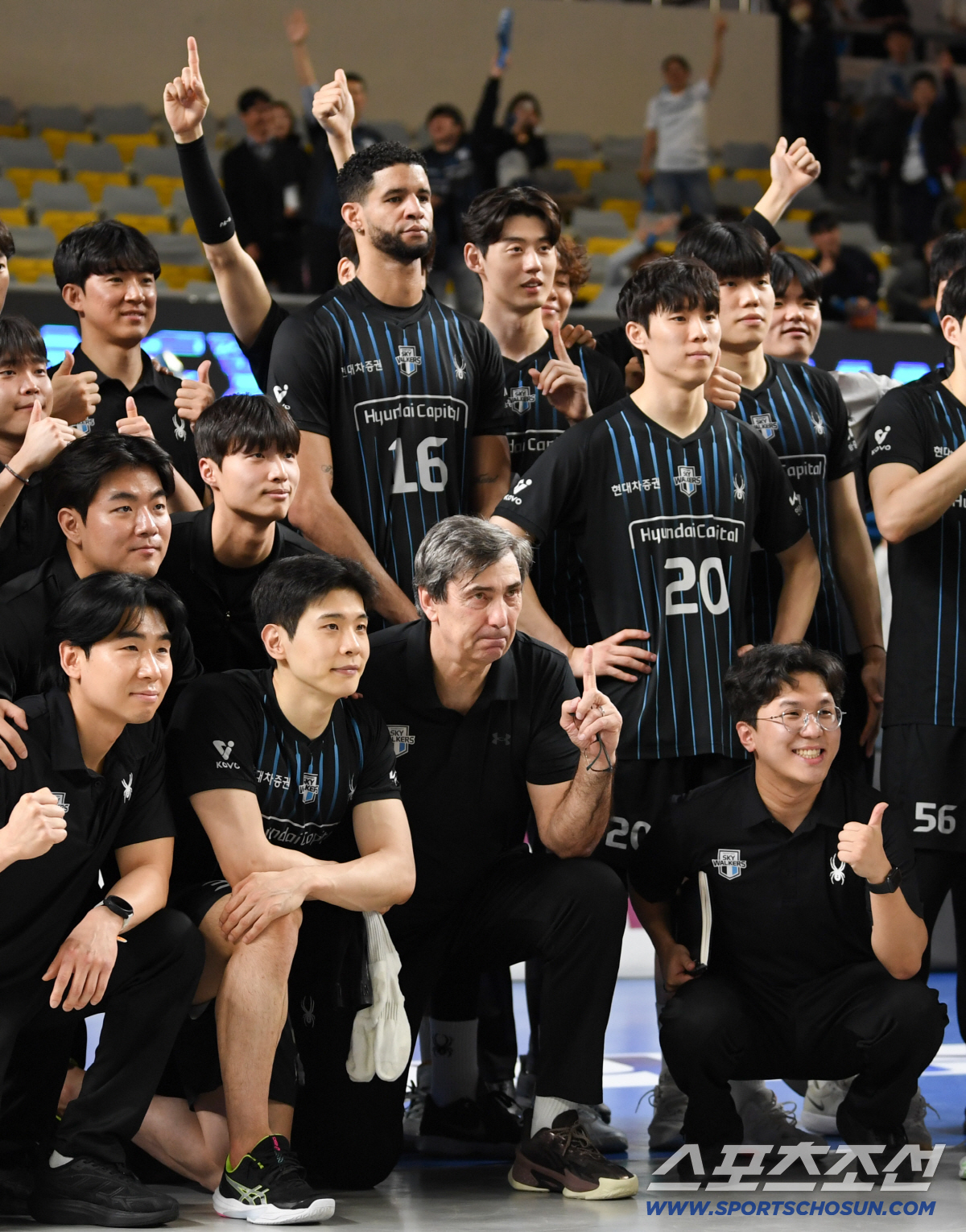 6일 천안 유관순체육관에서 열린 V리그 챔피언결정전 현대캐피탈과 대한항공의 경기. 3차전 승리한 현대캐피탈 필립 블랑 감독이 선수들과 기념촬영을 하고 있다. 천안=박재만 기자 pjm@sportschosun.com/2026.04.06/