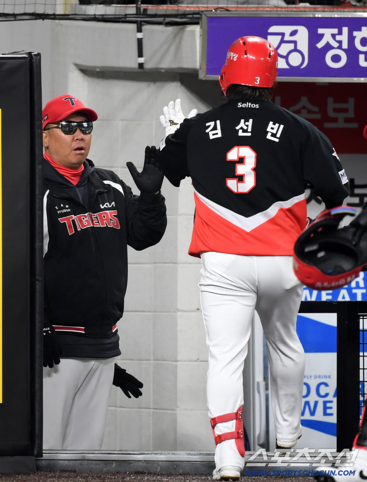 10일 대전 한화생명볼파크에서 열린 한화와 KIA의 경기. 6회초 KIA 김선빈이 솔로포를 날린 뒤 이범호 감독과 하이파이브를 하고 있다. 대전=박재만 기자 pjm@sportschosun.com/2026.04.10/