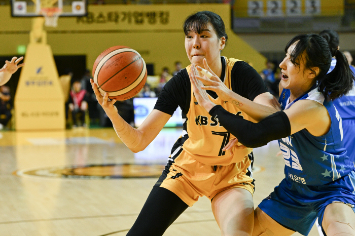 또 다시 46득점 합작한 '허강박 트리오' 앞세운 KB스타즈, 챔프전 진출까지 단 1승 남았다