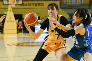 또 다시 46득점 합작한 '허강박 트리오' 앞세운 KB스타즈, 챔프전 진출까지 단 1승 남았다