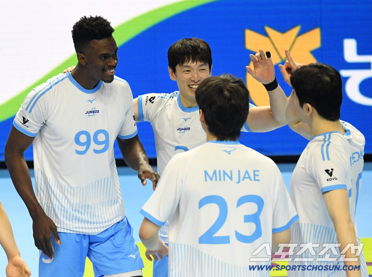 10일 인천 계양체육관에서 열린 배구 V리그 남자부 챔피언결정전 5차전 현대캐피탈과 대한항공의 경기. 득점 후 기쁨을 나누는 대한항공 선수들. 인천=송정헌 기자 songs@sportschosun.com/2026.04.10/