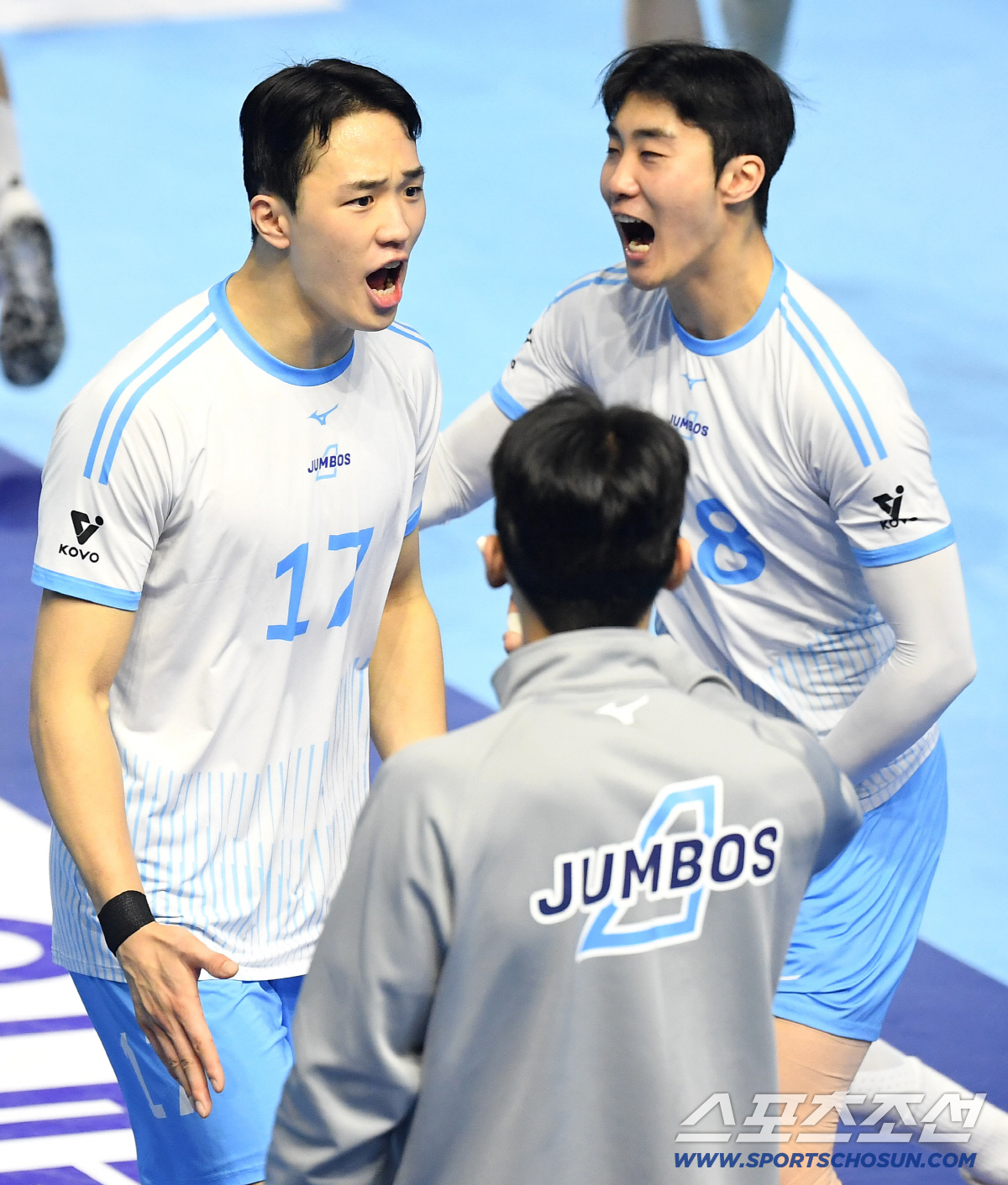 10일 인천 계양체육관에서 열린 배구 V리그 남자부 챔피언결정전 5차전 현대캐피탈과 대한항공의 경기. 득점 후 기쁨을 나누는 대한항공 임동혁. 인천=송정헌 기자 songs@sportschosun.com/2026.04.10/