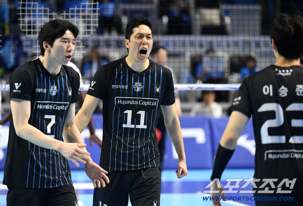 10일 인천 계양체육관에서 열린 배구 V리그 남자부 챔피언결정전 5차전 현대캐피탈과 대한항공의 경기. 득점에 기뻐하는 현대캐피탈 최민호. 인천=송정헌 기자 songs@sportschosun.com/2026.04.10/