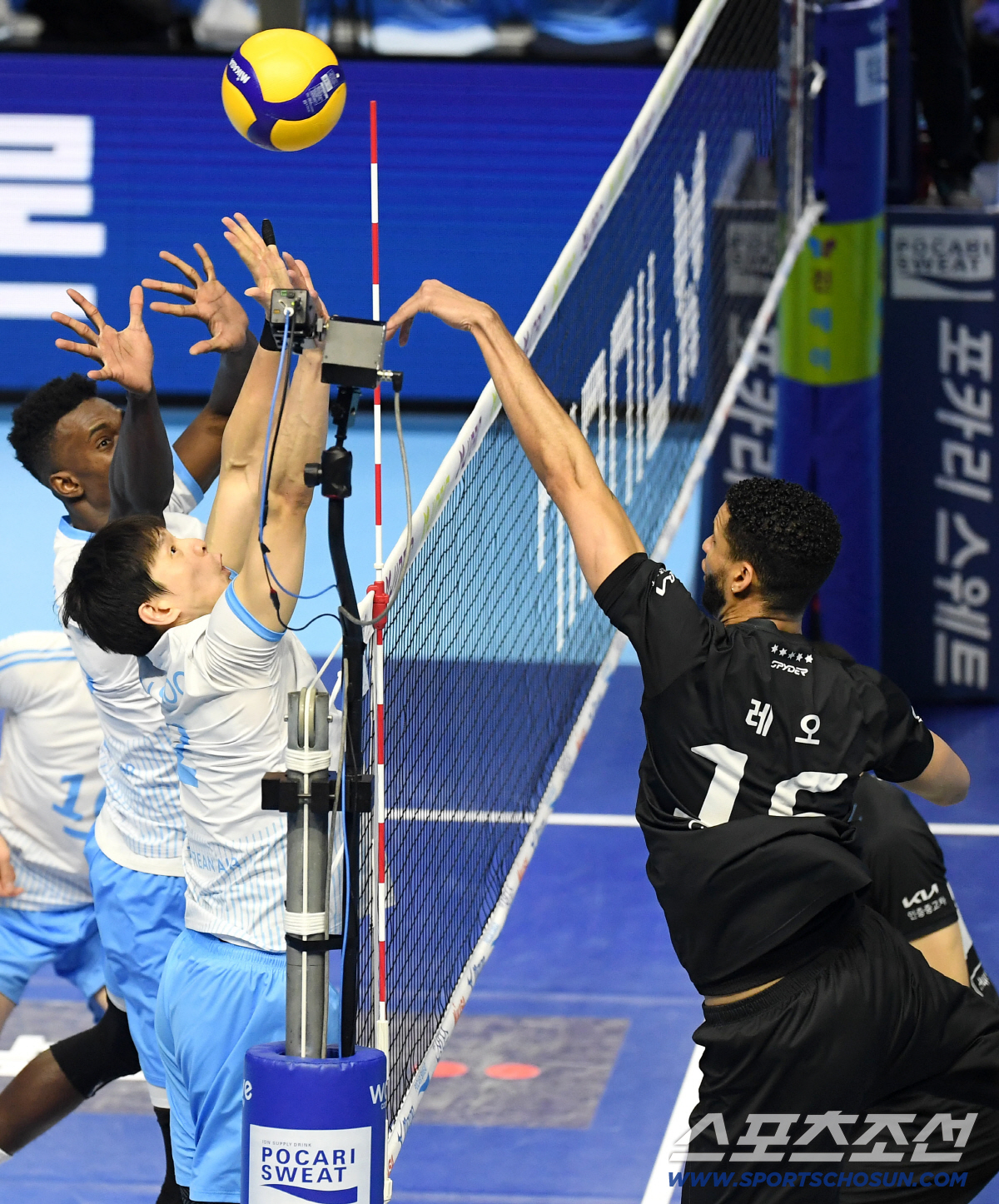 10일 인천 계양체육관에서 열린 배구 V리그 남자부 챔피언결정전 5차전 현대캐피탈과 대한항공의 경기. 현대캐피탈 레오의 스파이크를 막아서고 있는 대한항공 마쏘, 한선수. 인천=송정헌 기자 songs@sportschosun.com/2026.04.10/
