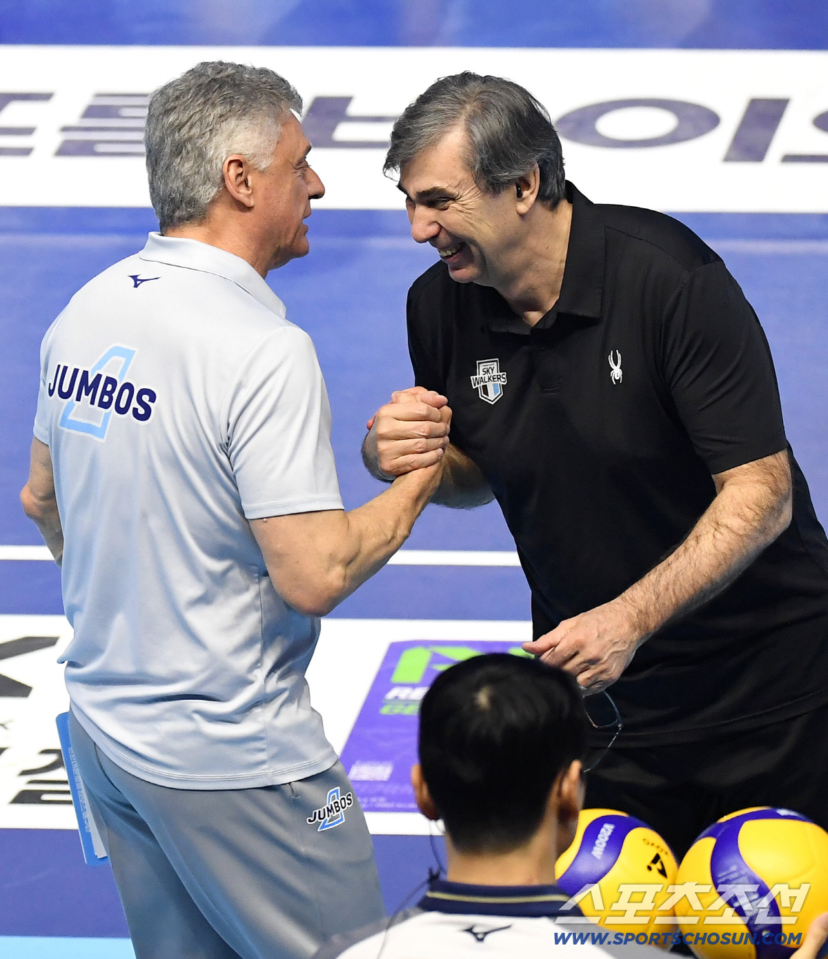 10일 인천 계양체육관에서 열린 배구 V리그 남자부 챔피언결정전 5차전 현대캐피탈과 대한항공의 경기. 인사를 나누고 있는 대한항공 헤난 감독-현대캐피탈 블랑 감독. 인천=송정헌 기자 songs@sportschosun.com/2026.04.10/