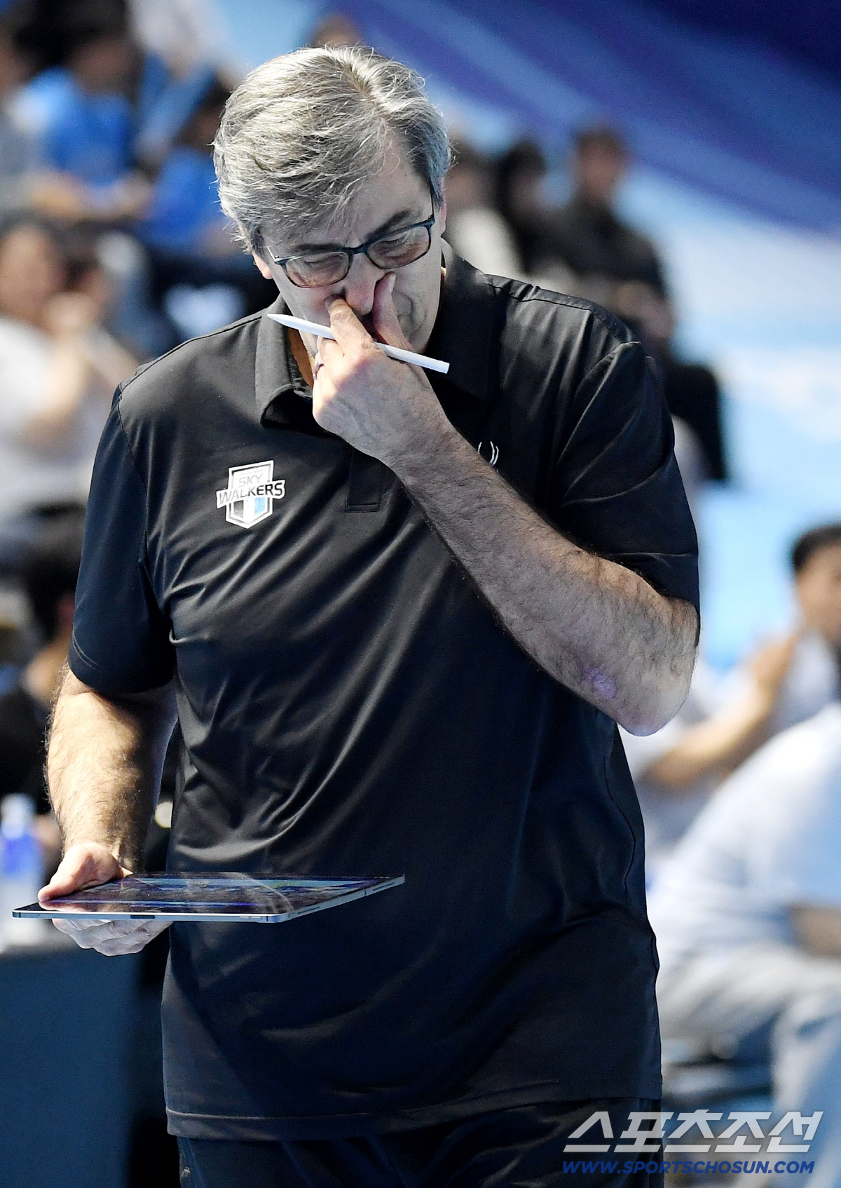 10일 인천 계양체육관에서 열린 배구 V리그 남자부 챔피언결정전 5차전 현대캐피탈과 대한항공의 경기. 생각에 잠긴 현대캐피탈 블랑 감독. 인천=송정헌 기자 songs@sportschosun.com/2026.04.10/